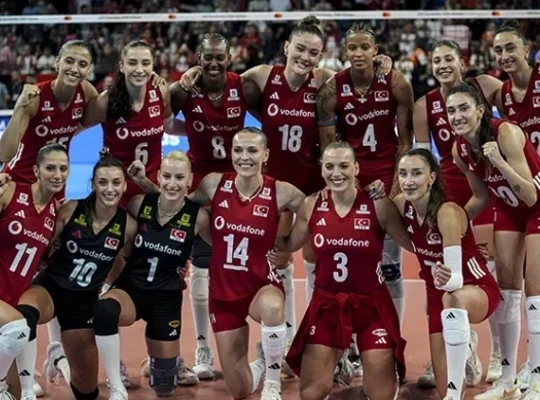 Filenin Sultanları parkede fırtına gibi esti: A Milli Kadın Voleybol Takımı Azerbaycan'ı devirerek çeyrek finale yükseldi!
