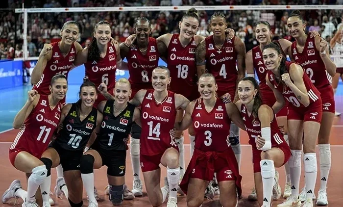 Filenin Sultanları parkede fırtına gibi esti: A Milli Kadın Voleybol Takımı Azerbaycan'ı devirerek çeyrek finale yükseldi!