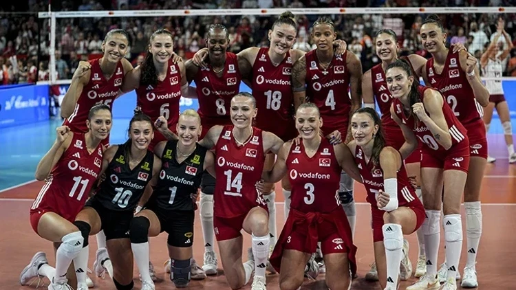 Filenin Sultanları parkede fırtına gibi esti: A Milli Kadın Voleybol Takımı Azerbaycan'ı devirerek çeyrek finale yükseldi!