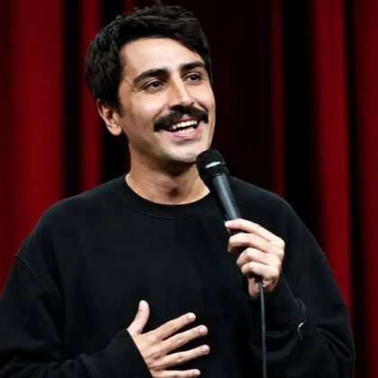 Stand-up gösterilerindeki ifadeleri gerekçe gösterilerek tutuklanan komedyen Deniz Göktaş hakkında hazırlanan iddianame kabul edildi; savcılık üç ayrı suçlamadan 12 yıl 2 aya kadar hapis cezası talep etti.