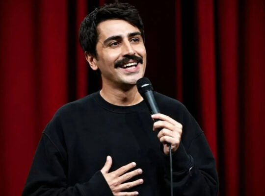 Stand-up gösterilerindeki ifadeleri gerekçe gösterilerek tutuklanan komedyen Deniz Göktaş hakkında hazırlanan iddianame kabul edildi; savcılık üç ayrı suçlamadan 12 yıl 2 aya kadar hapis cezası talep etti.