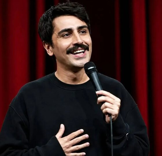 Stand-up gösterilerindeki ifadeleri gerekçe gösterilerek tutuklanan komedyen Deniz Göktaş hakkında hazırlanan iddianame kabul edildi; savcılık üç ayrı suçlamadan 12 yıl 2 aya kadar hapis cezası talep etti.