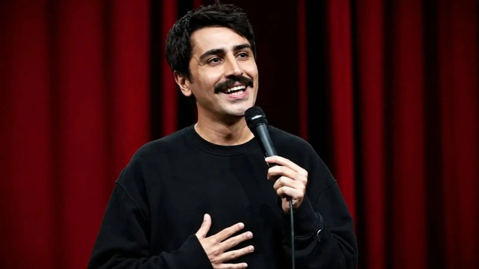 Stand-up gösterilerindeki ifadeleri gerekçe gösterilerek tutuklanan komedyen Deniz Göktaş hakkında hazırlanan iddianame kabul edildi; savcılık üç ayrı suçlamadan 12 yıl 2 aya kadar hapis cezası talep etti.